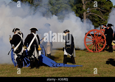 Dimostrazione di artiglieria guerra rivoluzionaria rievocazione storica al campo di battaglia di Yorktown in Virginia. Fotografia digitale Foto Stock