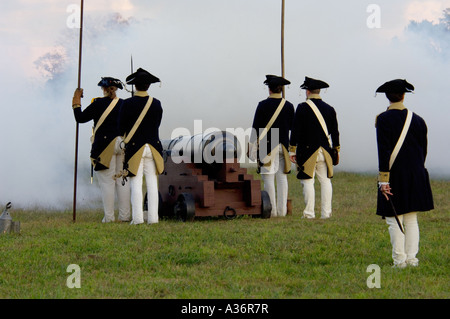 Esercito continentale reenactors sparando un cannone al campo di battaglia di Yorktown in Virginia. Fotografia digitale Foto Stock