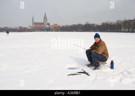 Pesca sul ghiaccio a Theresienwiese (zona Oktoberfest) Monaco di Baviera Germania Europa Foto Stock