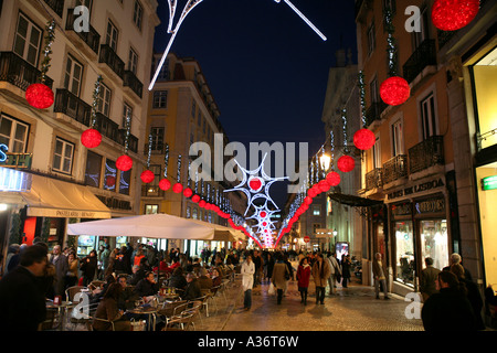 Una strada trafficata in Lisbona, portuagal con gli acquirenti di natale Foto Stock