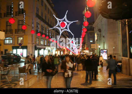 Una strada trafficata in Lisbona, portuagal con gli acquirenti di natale Foto Stock