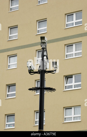 Protezione di telecamere TVCC al di fuori del blocco di appartamenti a Hartcliffe Inghilterra Bristol REGNO UNITO Foto Stock