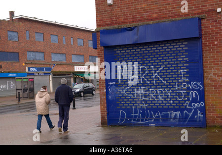 Il degrado urbano uk intavolato parzializzato negozi e appartamenti Symes Avenue Hartcliffe Bristol in urgente necessità di riqualificazione England Regno Unito Foto Stock