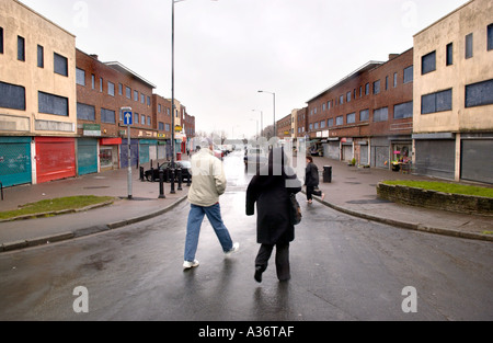 Il degrado urbano uk intavolato parzializzato negozi e appartamenti a Symes Avenue Hartcliffe Bristol in urgente necessità di riqualificazione Inghilterra Foto Stock