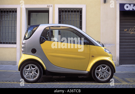 La piccola Smart auto su una strada italiana Foto Stock