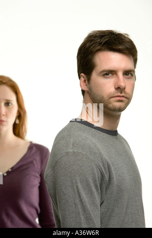 Coppia giovane dopo una caduta o lotta egli sembra molto arrabbiato Foto Stock
