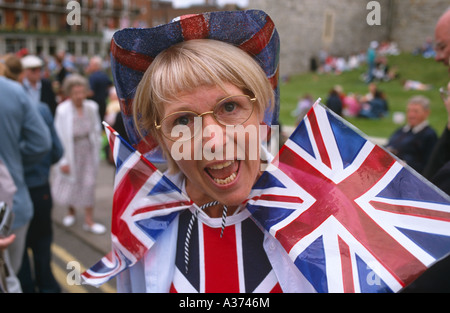 Una bandiera sventola Royalist presso la Queen Elizabeths Golden celebrazioni giubilari a Windsor in Inghilterra 2002 Foto Stock