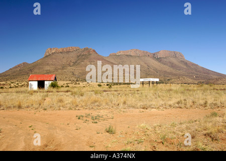 In disuso Dwarsfeld stazione ferroviaria tra Graaf Reinet e Middelburg nella regione di Karoo del Sud Africa Foto Stock