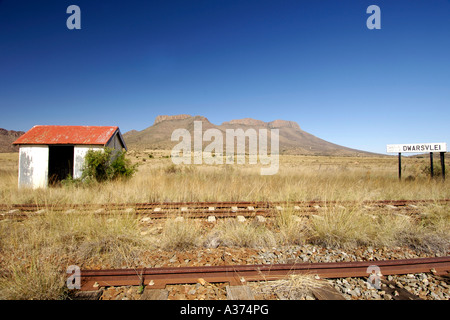 In disuso Dwarsfeld stazione ferroviaria tra Graaf Reinet e Middelburg nella regione di Karoo del Sud Africa Foto Stock