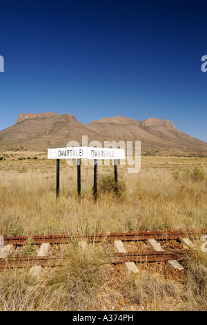 In disuso Dwarsfeld stazione ferroviaria tra Graaf Reinet e Middelburg nella regione di Karoo del Sud Africa. Foto Stock