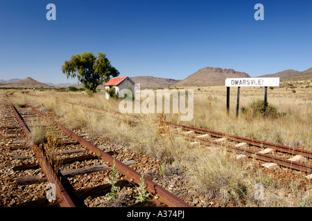 In disuso Dwarsfeld stazione ferroviaria tra Graaf Reinet e Middelburg nella regione di Karoo del Sud Africa. Foto Stock