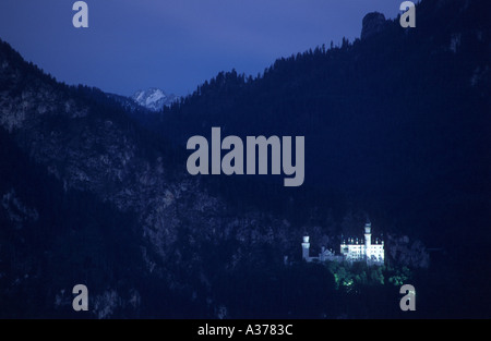 Illuminata Castello di Neuschwanstein in montagna, Fuessen Baviera Germania Foto Stock