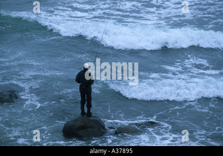 Il pescatore del surf di Long Island Beach, Montauk nello Stato di New York STATI UNITI D'AMERICA Foto Stock