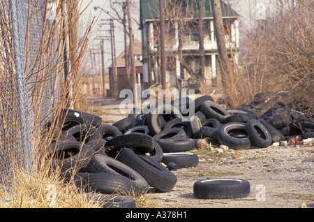 Detroit Michigan una pila di vecchi pneumatici oggetto di dumping in un vicolo sul lato est di Detroit Foto Stock