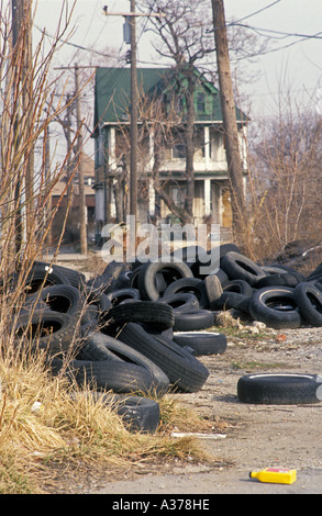 Detroit Michigan una pila di vecchi pneumatici oggetto di dumping in un vicolo sul lato est di Detroit Foto Stock