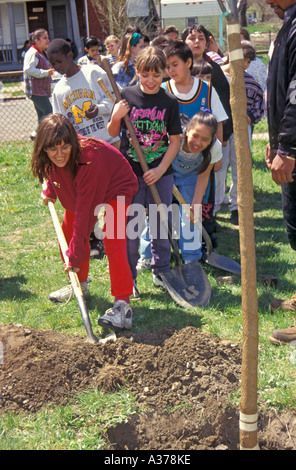 Bambini pianta albero su Earth Day Foto Stock