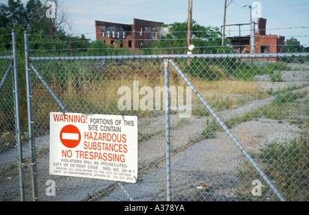 Detroit Michigan Un segno avverte di contaminazione sul sito di un ex Uniroyal fabbrica di pneumatici Foto Stock