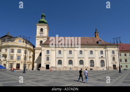 La ROMANIA SIBIU. 2007 Capitale Europea della Cultura. Chiesa cattolica romana (1733) in stile barocco a Piata Mare. Foto Stock