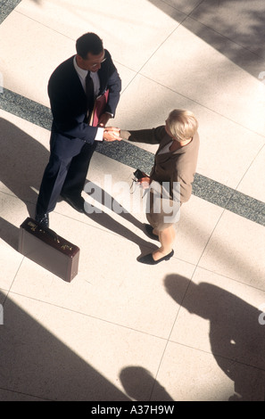 Imprenditore e imprenditrice agitare le mani Foto Stock