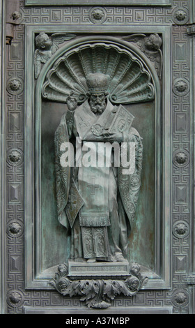 Statua di San Nicola del cancello in ottone della Cattedrale di San Isacco a San Pietroburgo, Russia Foto Stock