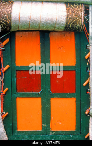 Porta colorata di Kazak Yurt in Urumqi in Cina Foto Stock