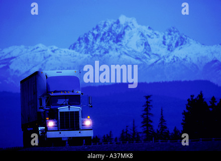 Una classe di otto semi attraversa le Cascade Mountains su una sera d'inverno Foto Stock