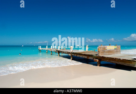 Grace Bay litorale a uragano ha danneggiato il Club Med dock Provo Providenciales Turks Caicos Isole dei Caraibi Foto Stock