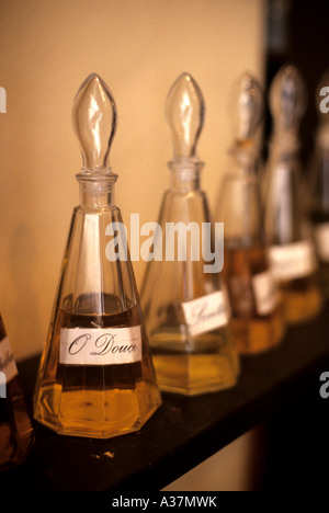 Bottiglie di profumo al souq mercato del Patrimonio Mondiale UNESCO medina di Tunisi Tunisia Foto Stock