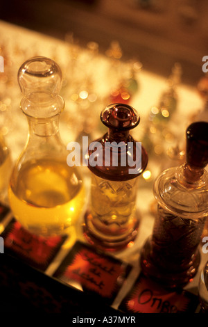 Bottiglie di profumo al souq mercato del Patrimonio Mondiale UNESCO medina di Tunisi Tunisia Foto Stock