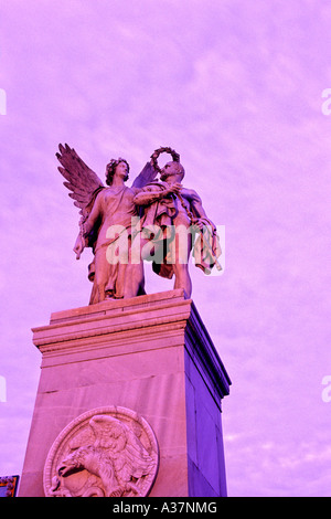 Statue di dee della guerra sul ponte che attraversa il fiume Sprea off di Unter den Linden Berlino Germania Foto Stock