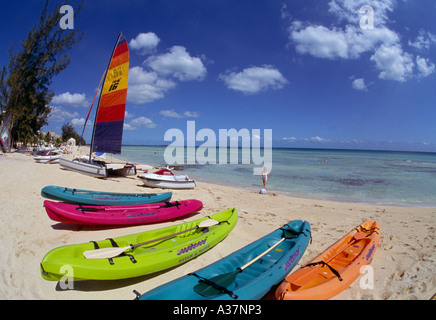 Bahamas Nassau colorato Canoe sulla spiaggia Isole Bahamas Foto Stock