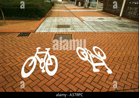 Escursioni in bicicletta segni sul marciapiede che indica il percorso del ciclo per la Baia di Cardiff Wales UK Foto Stock