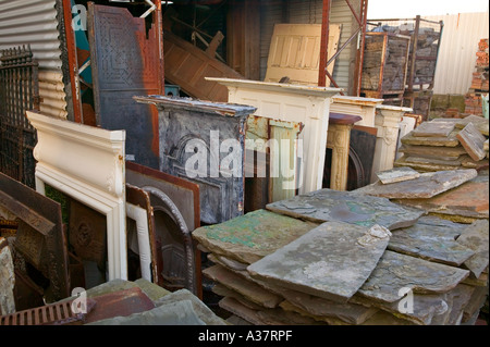 Caminetti e ardesia in un architectural salvage yard Wales UK Foto Stock