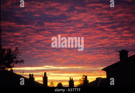 Fortemente underlit nuvole al tramonto Foto Stock