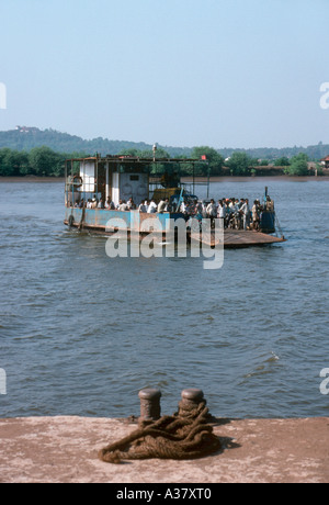 Traghetti locali nella vecchia Goa (Velha Goa), Goa, India Foto Stock