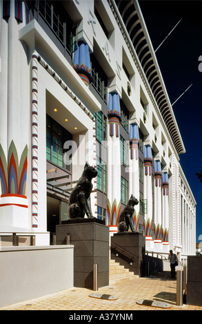 La restaurata facciata art deco della Greater London House, Camden Town, Londra. Formalmente la Carreras fabbrica di sigarette, gli uffici di oggi Foto Stock