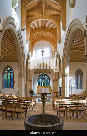 Font e leggio all'interno di San Brandons Chiesa, Brancepeth, County Durham Foto Stock