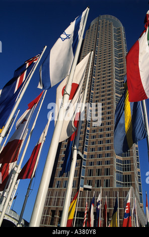Bandiere nazionali di fronte a Francoforte Messeturm trade fair tower Foto Stock