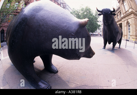 Bull e bear statue fuori borsa di Francoforte Foto Stock