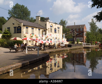 Il SHROPPIE FLY PUBLIC HOUSE in Shropshire Union Canal wharf in Audlem Cheshire England Regno Unito Gran Bretagna Foto Stock