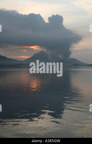 Mt Tuvurvur presso sunrise, Rabaul , East New Britain , Papua Nuova Guinea Foto Stock