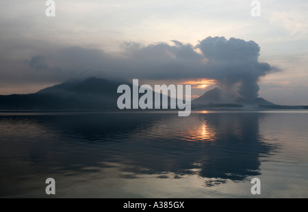 Mt Tuvurvur presso sunrise, Rabaul , East New Britain , Papua Nuova Guinea Foto Stock