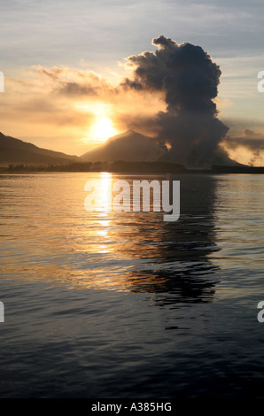 Mt Tuvurvur presso sunrise, Rabaul , East New Britain , Papua Nuova Guinea Foto Stock