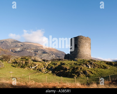 Il XIII secolo il castello di Dolbadarn su alto sperone roccioso Snowdonia "Parco Nazionale" Llanberis Gwynedd North Wales UK Foto Stock
