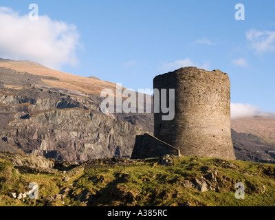 Il XIII secolo il castello di Dolbadarn su alto sperone roccioso nel Parco Nazionale di Snowdonia, Llanberis Gwynedd North Wales UK Gran Bretagna Foto Stock