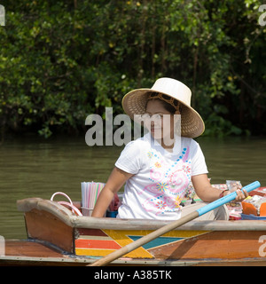 Fiume Trader Mercato Galleggiante i canali di Bangkok in Thailandia del sud-est asiatico Foto Stock