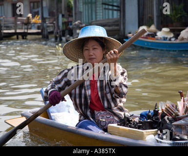 Fiume Trader mercato galleggiante i canali di Bangkok in Thailandia del sud-est asiatico Foto Stock