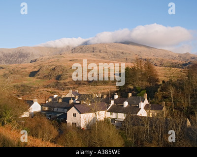 Tetti delle case di villaggio immerso nella valle sottostante Mt Snowdon Snowdonia "Parco Nazionale" Rhyd Ddu Gwynedd North Wales UK Foto Stock