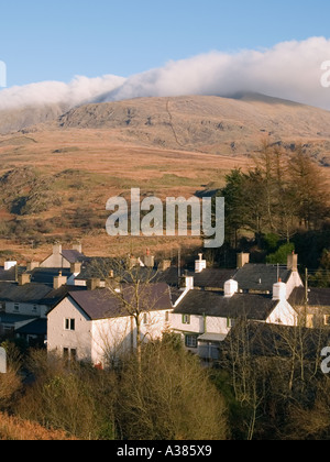 Tetti di case di villaggio immerso nella valle sottostante Snowdon Snowdonia National Park Rhyd Ddu Gwynedd North Wales UK Foto Stock