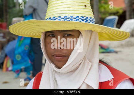 Commerciante di spiaggia Chaweng Beach Ko Samui Thailandia del sud-est asiatico Foto Stock